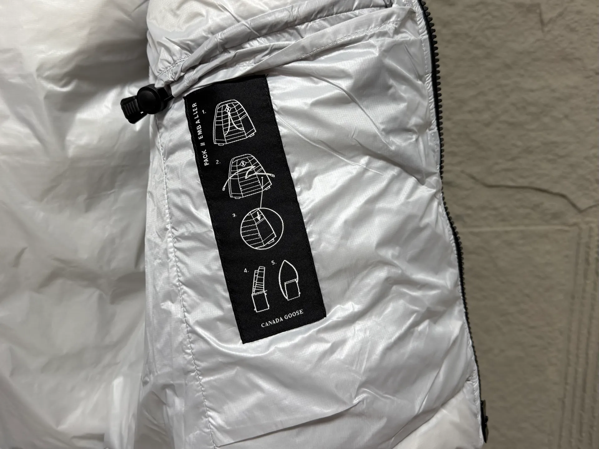 (High-quality) Canada Goose/Big Goose lightweight down vest ●Sleeveless version with stand-up collar and neat tailoring, which does not restrict arm movements. ●Horizontal quilting and down filling technology, the down evenly locks in temperature, is light and does not weigh down the body. ● DWR water-repellent fabric, resistant to drizzle, durable for daily wear and easy to take care of. ●Classic circular Arctic badge embroidery, full of brand recognition. Brand-customized zippers are smooth and durable; side zipper pockets allow you to safely store small items. ●Built-in storage design, can be folded and stored in a small bag, making it portable when traveling. ●The back neckline is embellished with webbing details, and the details are exquisite. It has the same style for men and women, and is the first choice for layering in autumn and winter. SIZE:XS S M L XL XXL
